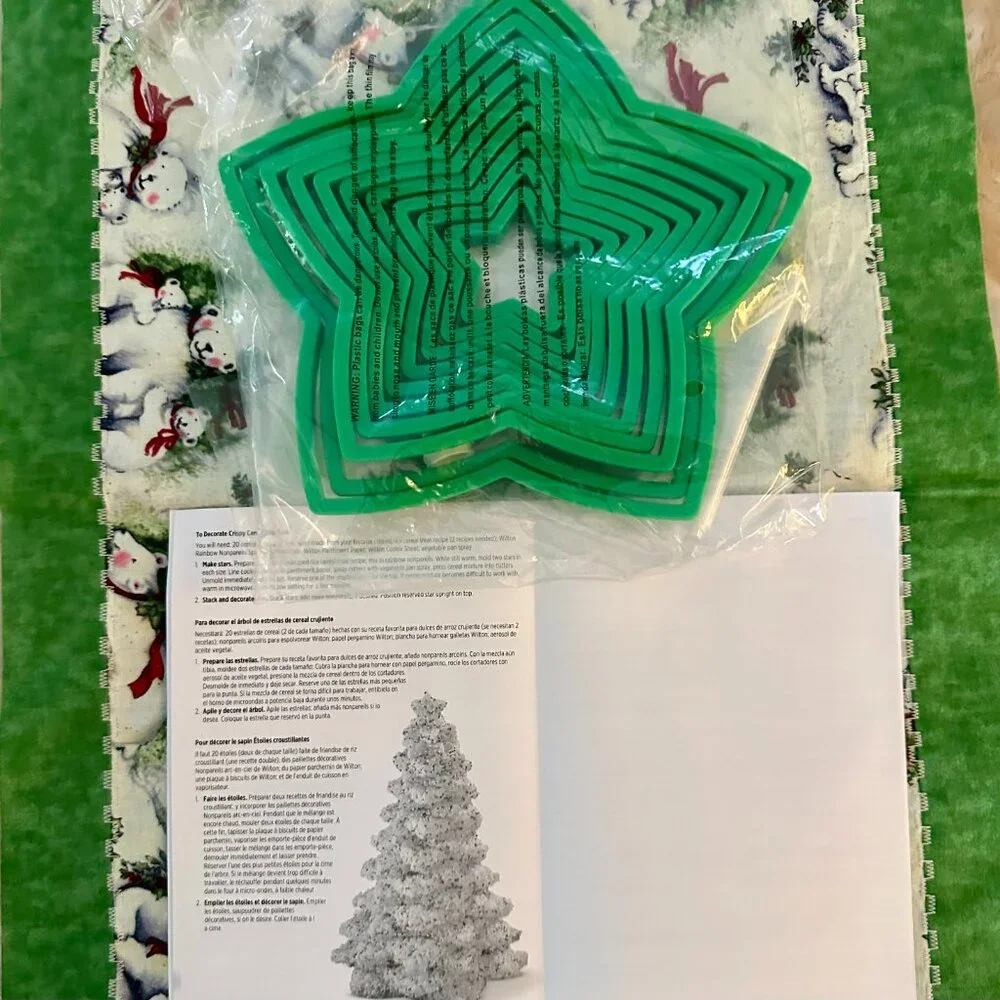 NIB Wilton Christmas Tree Cookie Cutter Kit 3 Decorating Bags 2 Decorating Tips